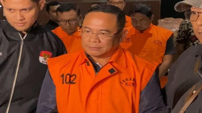 SUDEWO TERSANGKA - Bupati Pati Sudewo memakai rompi oranye atau tahanan usai ditetapkan sebagai tersangka atas kasus dugaan pemerasan pengisian jabatan perangkat desa di lingkungan Kabupaten Pati, Selasa (20/1/2026).