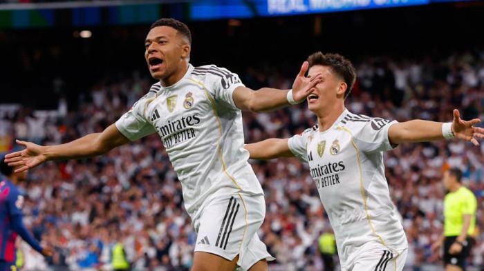 REKOR - Selebrasi pemain Real Madrid,Kylian Mbappe setelah membobol gawang Barcelona dalam derby El Clasico di Liga Spanyol 2025/2026 yang digelar di Santiago Bernabeu, Senin (27/10/2026) dini hari WIB. Real Madrid menang 2-1 dan membuatnya semakin kokoh di puncak klasemen Liga Spanyol 2025/2026. Rekor apik Kylian Mbappe ditorehkan samai Cristiano Ronaldo dan Ronaldinho.