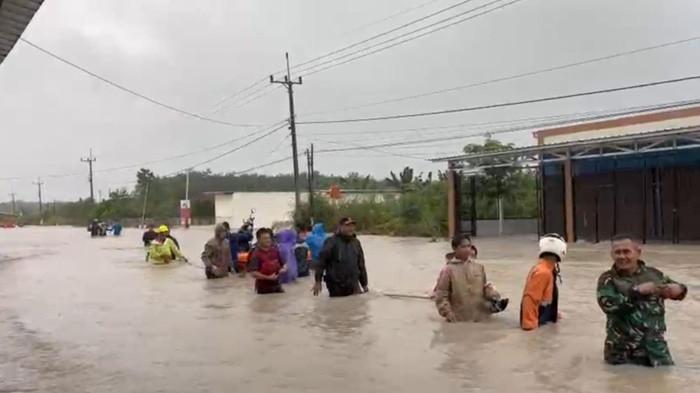 BANJIR -- Jalan raya Desa Lubuk Lingkuk di Kecamatan Lubuk Besar, Kabupaten Bangka Tengah yang tergenang banjir cukup tinggi pada Jumat (9/1/2025).