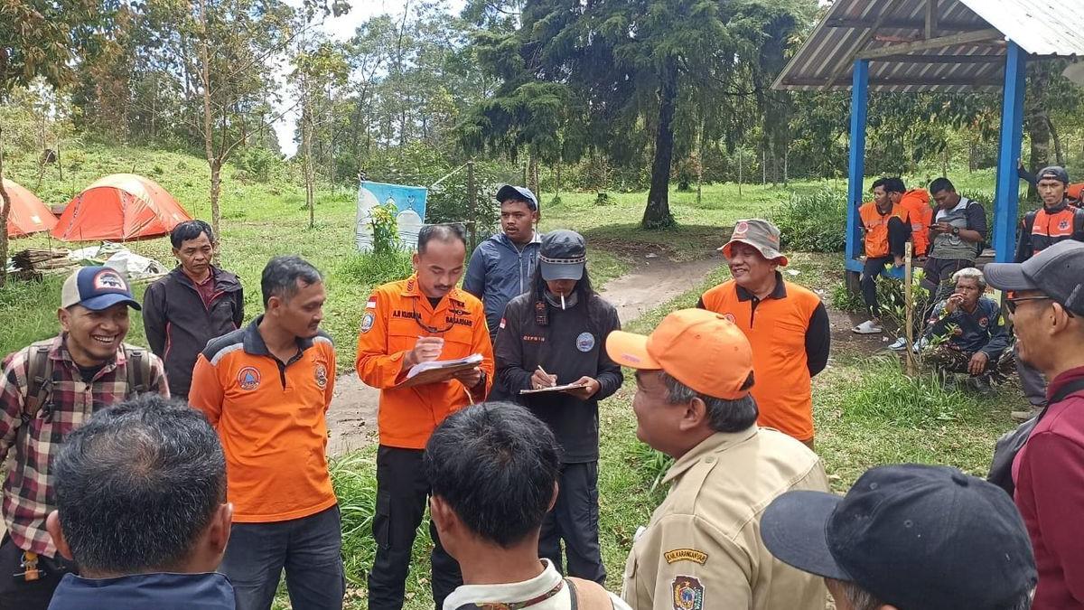 PENDAKI HILANG MONGKRANG - Tim SAR Gabungan saat memulai pencarian Yazid di bukit Mongkrang, Karanganyar, Jawa Tengah.