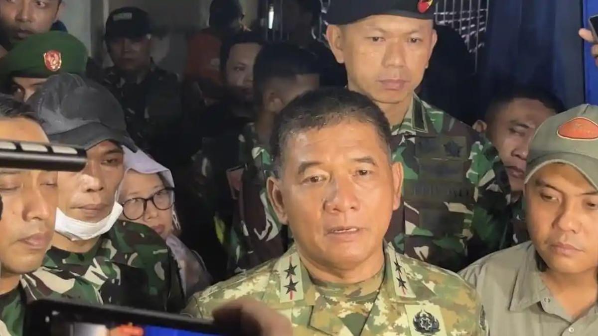 EVAKUASI KORBAN PESAWAT - Pangdam XIV/Hasanuddin Mayjen TNI Bangun Nawoko ditemui di Post Mortem Dokpol Biddokkes Polda Sulsel, Jalan Kumala, Makassar, Selasa (20/1/2026) malam. Pangdam mengawal jenazah korban kecelakaan pesawat ATR 42-500 dari Desa Tompo Bulu, Pangkep.