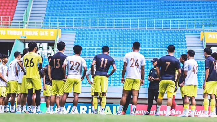 13 PEMAIN ANYAR - 13 pemain anyar yang didaftarkan pada bursa transfer window menjalani official training jelang laga ke-17 menghadapi FC Bekasi City. Meski telah melewati masa krisis pemain pasca eksodus para pemain, namun tim Sriwijaya FC masih mengalami krisis finansial dalam menjalani sisa laga putaran kedua dan ketiga Pegadaian Championship 2025/26.