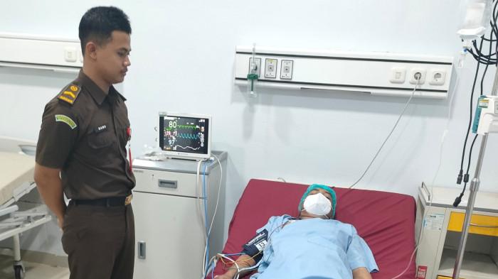 BORAHIMA SAKIT-  Tersangka kasus penipuan pengadaan baju Perlindungan Masyarakat (Linmas) Ilham Borahima yang juga mantan Pj Bupati Polewali Mandar (Polman) jatuh sakit, Rabu (21/1/2026).