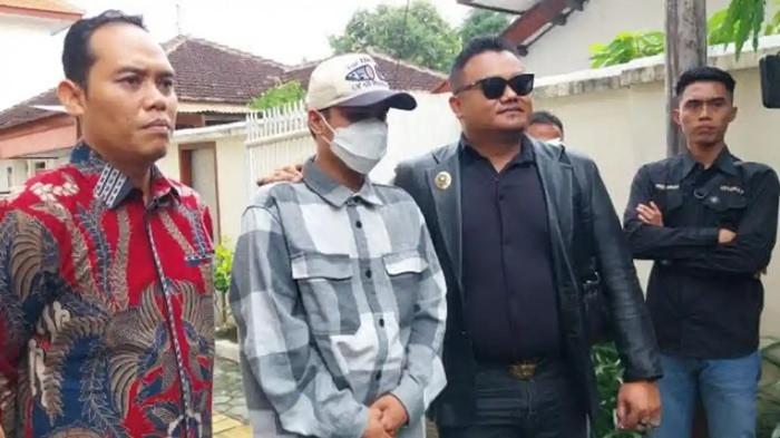 SIDANG MEDIASI - Ressa Rizky Rossano (bertopi tengah), pemuda berusia 24 tahun yang mengaku sebagai anak kandung Denada dan merasa ditelantarkan sejak kecil di PN Banyuwangi, Kamis (15/1/2026). Denada tak hadir dalam sidang mediasi kedua. Denada meminta mediasi secara kekeluargaan.