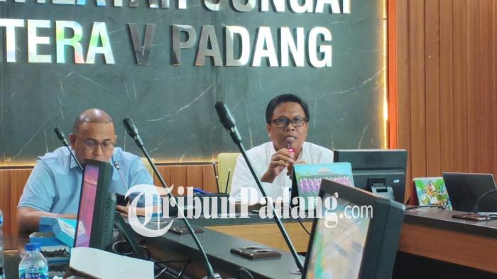 RAPAT- Kepala Balai Wilayah Sungai (BWS) Sumatera V Padang, Naryo Widodo, menyampaikan rencana penertiban aktivitas masyarakat di Sungai Ujung Tanah saat pertemuan dengan Wakil Ketua Komisi VI DPR RI Andre Rosiade di Kota Padang, Selasa (20/1/2026).