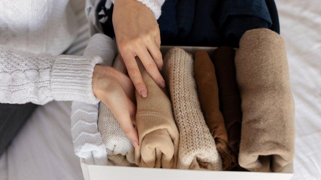 Salah satu cara menyimpan baju yang tepat dengan dilipat.