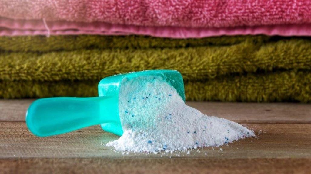 Memilih detergen berformula lembut bisa menjaga kilau manik payetnya. Harga mulai Rp 40