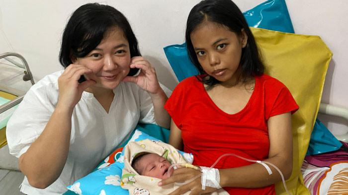 MELAHIRKAN DI MOBIL - Sirka Mariana melahirkan di dalam taksi online, Selasa (20/1/2026) dibantu oleh pengemudi bernama Rosa (baju putih). Rosa ternyata seorang dokter yang mengisi waktu luang sebagai driver ojek online.