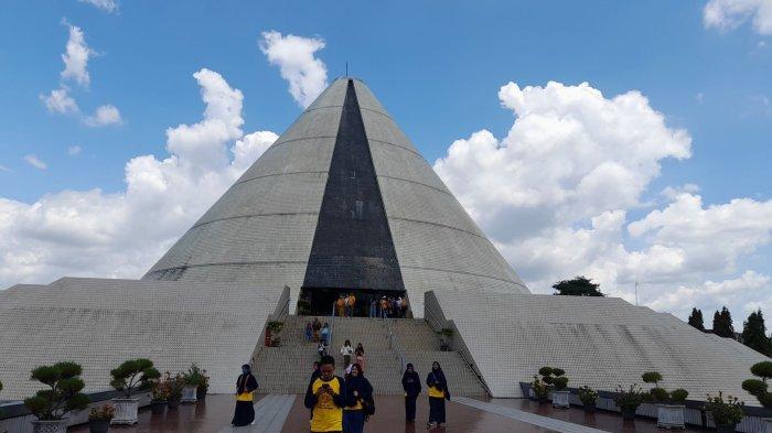 Suasana di Monumen Yogya Kembali (Monjali).