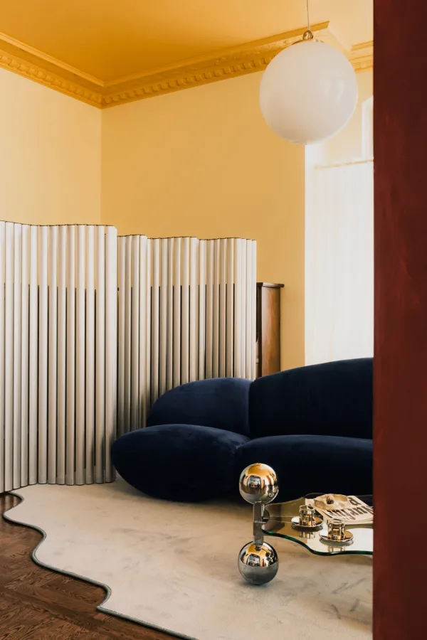 Đỏ ấn tượng trong căn hộ ngập tràn sắc màu ở Poznań, Ba Lan - Ảnh 12.