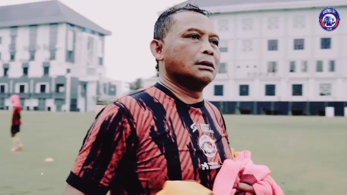 KUNCORO MENINGGAL DUNIA - Foto asisten pelatih Arema FC, Kuncoro ketika mendampingi tim Arema FC berlatih dibagikan oleh manajemen klub pada Senin (19/1/2026). Kuncoro meninggal dunia usai mengikuti pertandingan sepak bola Trofeo All Stars di Stadion Gajayana, Kota Malang, Minggu (18/1/2026) sore, setelah sempat mengalami kejang di sela pertandingan.