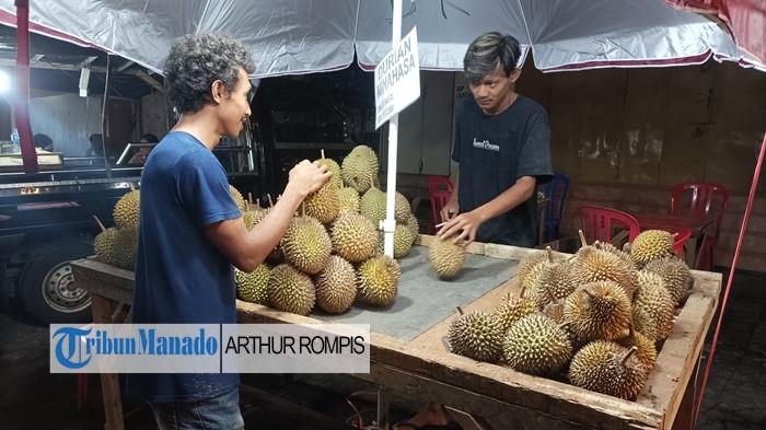 WISATA DURIAN - Suasana di salah satu titik Kota Manado yang menjelma jadi lokasi wisata durian sepanjang Januari 2026. Dipadati pengunjung lokal hingga turis asing.