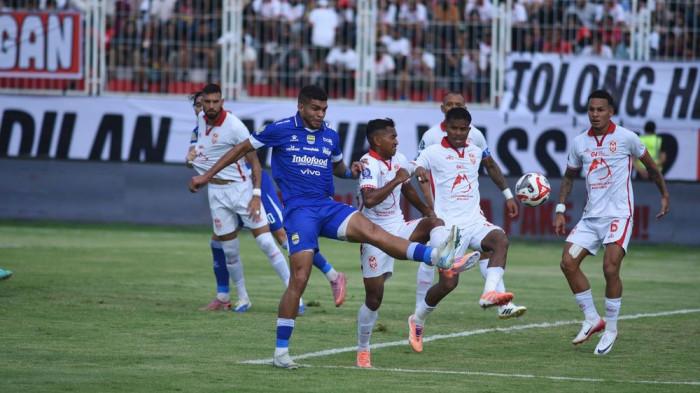 MENENDANG BOLA -  Pemain Persib Bandung Berguinho menendang bola ke arah gawang Malut United di Stadion Gelora Kie Raha, Ternate, pada laga tunda pekan ke-12 Super League 2025/2026, Minggu (14/12/2025). Dalam laga ini, Persib Bandung kalah 0-2.