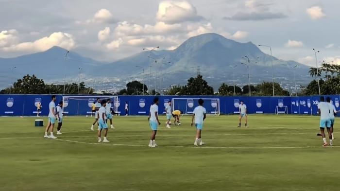 Persib Bandung kembali menggelar sesi latihan bersama di Lapangan Pendamping Stadion Gelora Bandung Lautan Api (GBLA), Jumat (16/1/2026) sore.