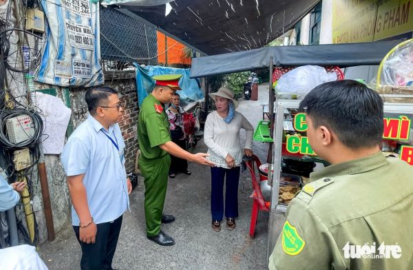 Lập lại trật tự vỉa hè phường Thạnh Mỹ Tây: Không cự cãi, người lấn chiếm tự tháo dỡ - Ảnh 1.