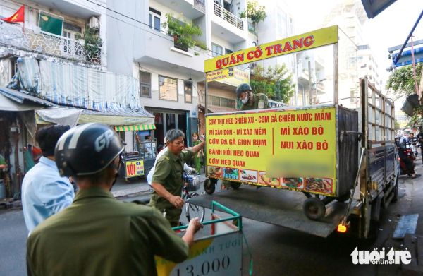 Lập lại trật tự vỉa hè phường Thạnh Mỹ Tây: Không cự cãi, người lấn chiếm tự tháo dỡ - Ảnh 6.