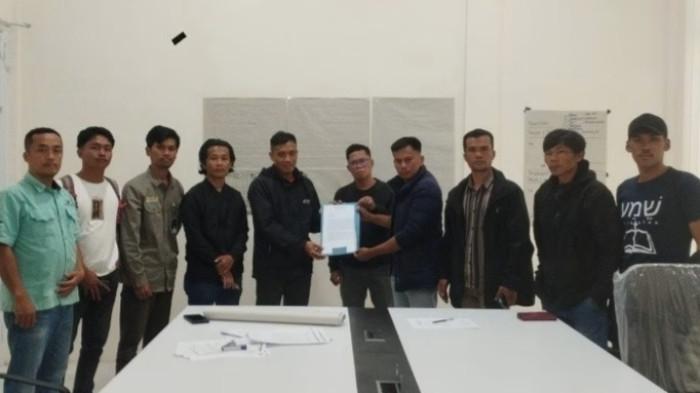 TAPAL BATAS - Sejumlah warga Taupe saat pertemuan membahas penolakan tapal batas Taman Nasional Gandang Dewata di Desa Taupe, Kecamatan Mamasa, Kabupaten Mamasa.