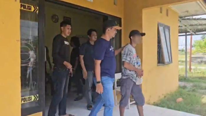 PRIA PARANGI ISTRI - Polisi menangkap pria bernama Ahmadi (40) usai memarangi istri dan anaknya berinisial TI (35) dan AA (8) gegara tak diberi uang di Kabupaten Polewali Mandar (Polman), Sulawesi Barat (Sulbar), Sabtu (17/1/2026).