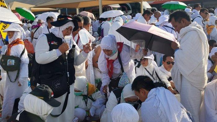 BPIH TURUN - Jamaah Haji Sulbar sedang melaksanakan rangkaian ibadah haji pada 5 Juli 2024. BPIH Tahun 2025 turun menjadi Rp 57 Juta, sementara kuota utama 1.453