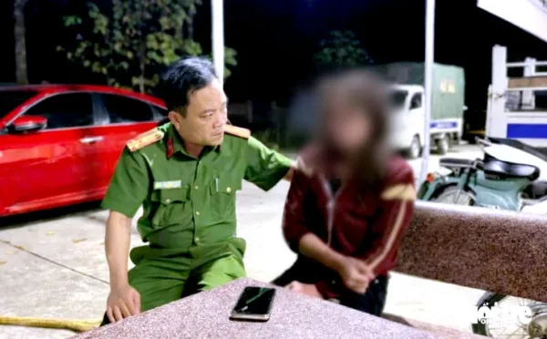 Công an xã và 2 người dân lao xuống kênh nước cứu cô gái nhảy cầu tự tử - Ảnh 1.