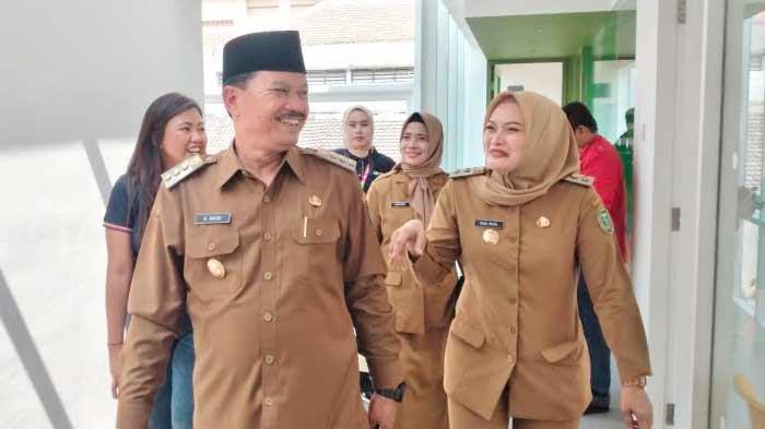 Wali Kota Madiun, Maidi bersama Wakil Wali Kota Madiun, Inda Raya dalam suatu acara.
