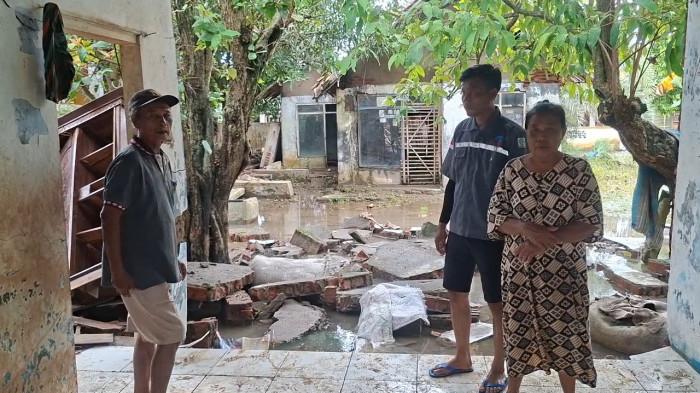 RUMAH RUSAK - Kondisi terkini rumah rusak di Kampung Bendungan Desa Pantai Bakti, Kecamatan Muaragembong, Kabupaten Bekasi akibat diterjang air luapan sungai Citarum yang tanggulnya jebol pada Rabu (21/1/2026). Tanggul Sungai Citarum jebol di Muaragembong, satu rumah rusak parah dan ratusan KK terdampak banjir.