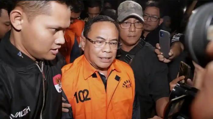  OTT BUPATI PATI - Bupati Pati Sudewo bersama tersangka lainnya mengenakan