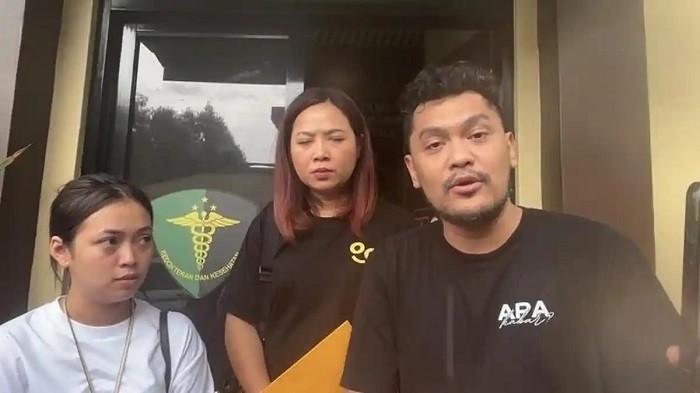 PENYERAHAN JENAZAH - Dua Kakak Florencia Lolita Wibisono (masing-masing baju hitam) Natasha Wibisono dan Velix saat ditemui di Kantor Biddokkes Polda Sulsel, Jl Kumala, Makassar, Rabu (21/1/2026) Pukul 13.55 WITA. Sang kakak ungkap jenazah Florencia akan diterbangkan ke Jakarta sore ini.