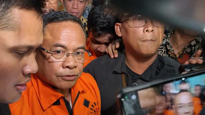 DITAHAN KPK – Bupati Pati Sudewo ketika digiring ke Rutan KPK pada Selasa (20/1/2026) malam. Ia menjadi tersangka kasus pemerasan dan suap DJKA.