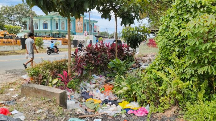 BALIKPAPAN KUMUH SAMPAH - Kondisi kumuh karena cemaran sampah di pinggir jalan provinsi, Jalan Soekarno Hatta Km 7, Kelurahan Graha Indah, Kecamatan Balikpapan Utara, Kota Balikpapan, Provinsi Kalimantan Timur, Kamis (15/1/2026) siang. Padahal di dekatnya terdapat bak sampah, tetapi cemaran sampah melebar ke berbagai penjuru, termasuk ke ruang terbuka hijau. Pemandangan jadi terlihat semrawut cemaran sampah. 
