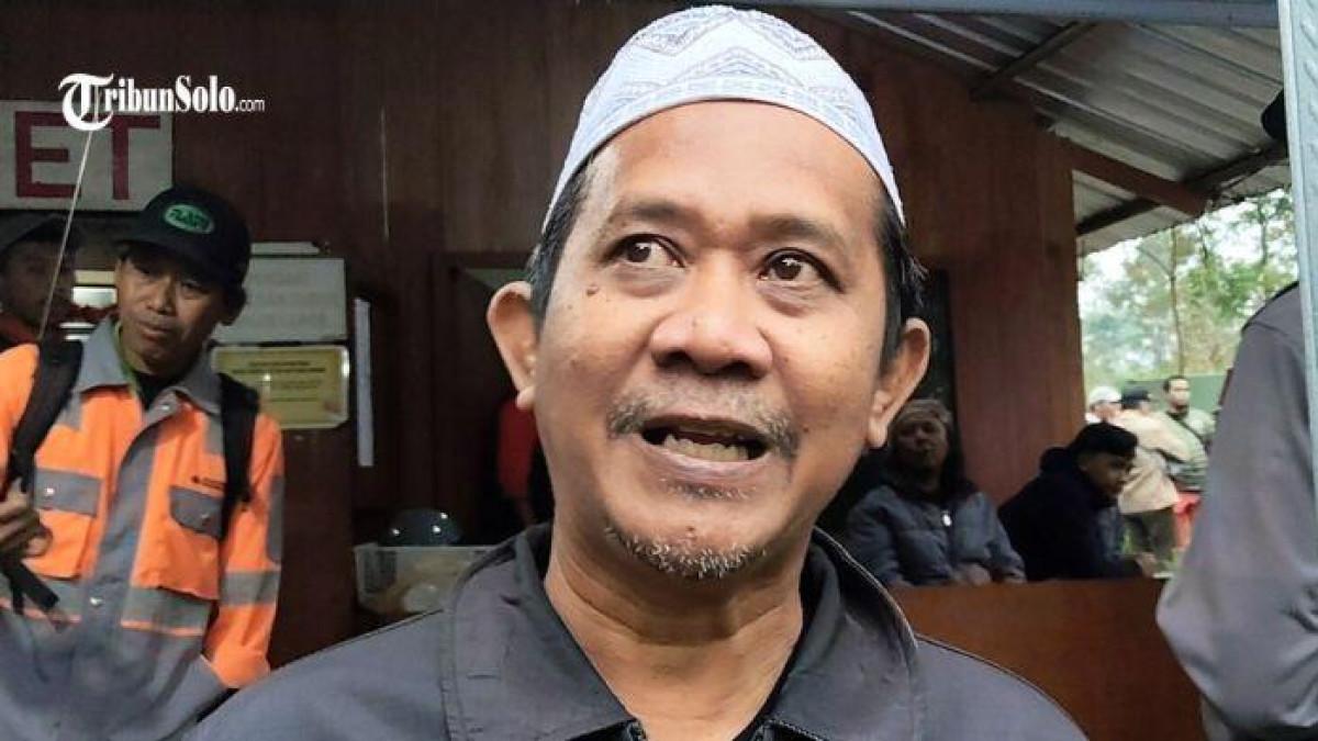 CEMAS - Sapto Mulyadi (53), ayah Yazid Ahmad Firdaus (26) survivor pendaki bukit mongkrang yang dikabarkan menghilang setelah melakukan pendakian bersama teman-temannya berada di basecamp Mongkrang, Rabu (21/1/2026). Ia siap bergabung dengan relawan dalam melakuakn pencarian .