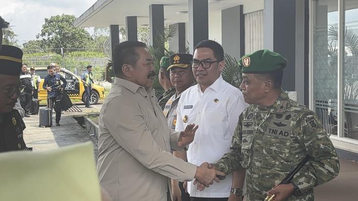 KUNJUNGAN JAKSA AGUNG -  Saat Jaksa Agung Republik Indonesia, Sanitiar Burhanuddin, disambut hangat oleh jajaran Forkopimda Kaltim dan Samarinda di Bandara  APT Pranoto. Jaksa Agung RI Burhanudin akan melakukan kunjungan kerja selama dua hari di Provinsi Kalimantan Timur. Rabu (21/1/2026). (TRIBUNKALTIM.CO/GREGORIUS AGUNG SALMON)