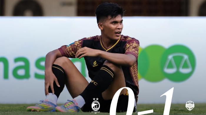 KEKALAHAN SRIWIJAYA - Pemain Sriwijaya FC tampak terduduk lesu dan harus mengakui keunggulan Persekat Kabupaten Tegal dengan skor tipis 0–1 pada matchday ke-6 Championship 2025/26 di Stadion Gelora Jakabaring, Jumat (17/10/2025). (Instagram Sriwijaya - 17/10/2025)