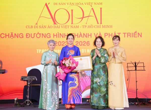 Đạo diễn Xuân Phượng và kỷ niệm khó quên về áo dài trên đất Mỹ - Ảnh 1.