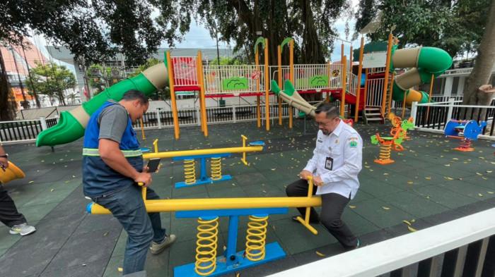 BARU - Area bermain anak baru di Alun-alun Merdeka kota Malang dicoba, Rabu (21/1/2026) Alun alun dengan wajah baru direncanakan dibuka untuk umum pada 28 Januari 2026.
