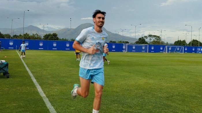 BERLATIH - Pemain Persib Bandung berlatih di Lapangan Pendamping Stadion GBLA, Kota Bandung, Jumat (16/1/2026).