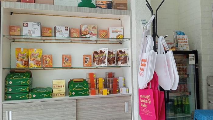 ETALASE - Tampilan produk roti Mumtaz Bakery yang menjadi salah satu badan usaha milik Pondok Pesantren Imam Bukhari Karanganyar. Dari pesantren ke etalase, ketika roti menjadi jalan dakwah dan kemandirian.