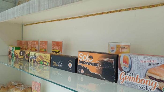 OLEH-OLEH - Berbagai macam varian roti 'premium' Mumtaz Bakery yang sering dijadikan oleh-oleh di Pondok Imam Bukhari Karanganyar.