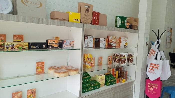 ETALASE - Tampilan produk roti Mumtaz Bakery yang menjadi salah satu badan usaha milik Pondok Pesantren Imam Bukhari Karanganyar. Dari pesantren ke etalase, ketika roti menjadi jalan dakwah dan kemandirian.