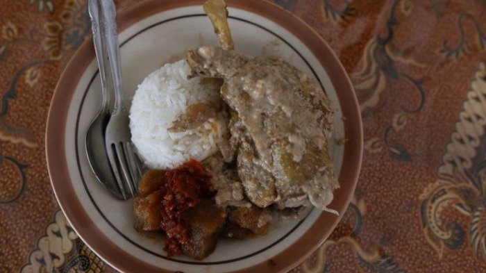 Gudeg Bu Djuminten, satu  gudeg enak dekat Malioboro Yogyakarta yang cocok untuk sarapan.