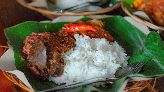 Gudeg Yu Djum Wijilan 167, satu  gudeg enak dekat Malioboro Yogyakarta yang cocok untuk sarapan.