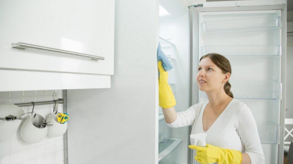 Ilustrasi membersihkan kulkas agar awet, dingin, dan tidak bau.
