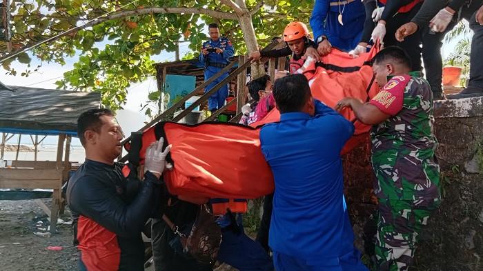 PENCARIAN ORANG HANYUT - Petugas SAR gabungan mengevakuasi jasad korban Dedy Fernando (44) yang ditemukan meninggal dunia di perairan Muaro Sunua, Kabupaten Padang Pariaman, Rabu (21/1/2026). Korban yang sebelumnya dilaporkan hilang saat menjaring ikan dievakuasi ke RSUD Kota Pariaman setelah ditemukan sekitar 100 meter dari LKP.