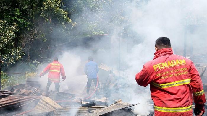 KEBAKARAN RUMAH- Satu unit rumah di Jorong Sungai Abu, Nagari Kandang Baru, Kecamatan Sijunjung, Kabupaten Sijunjung, Provinsi Sumatera Barat ludes terbakar, Senin (15/9/2025). Kasat Pol PP dan Damkar Sijunjung, Syamsurijal, menyebut untuk penyebab kebakaran pun belum diketahui pasti masih dalam proses penyelidikan oleh pihak berwajib.