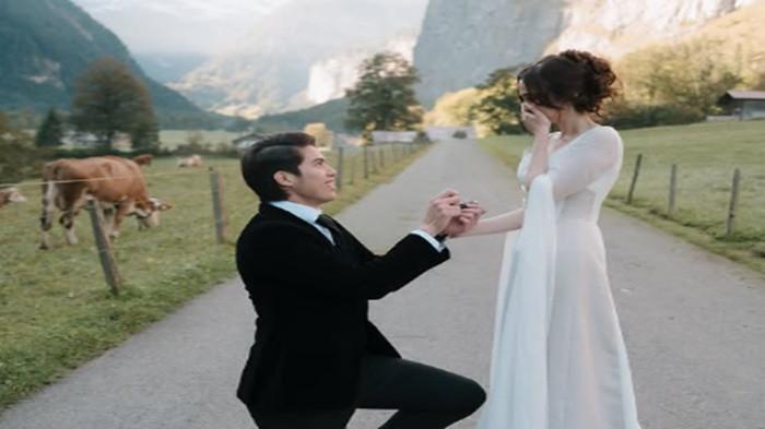 LAMARAN - Tangkapan layar Instagram El Rumi. Momen El Rumi lamar Syifa Hadju