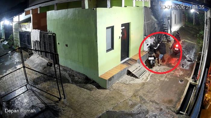 PENCURIAN MOTOR - Tangkapan layar dua pelaku pencuri sepeda motor di kawasan Perumahan Graha Roro Cantik, Blok Kenir, Desa Lurah, Kecamatan Plumbon, terekam CCTV