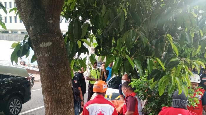 Petugas mengevakuasi jenazah pria yang akhiri hidup di atas pohon, di Jalan Prof. Dr. Kahar Muzakir 2 Yogyakarta, Gondokusuman, Kota Jogja, Kamis (22/1/2026)