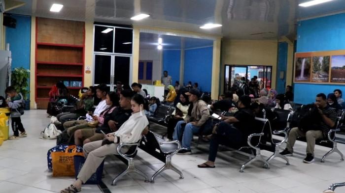 JADWAL SPEEDBOAT - Tampak aktivitas penumpang di ruang tunggu Pelabuhan Kayan II Tanjung Selor sebelum berangkat berlayar menuju Tarakan. Berikut ini jadwal speedbot reguler rute Tanjung Selor ke Tarakan hari ini, Kamis (22/1/2026), yang dilengkapi harga tiket dan durasi perjalanan. (TribunKaltara.com/Desi Kartika)