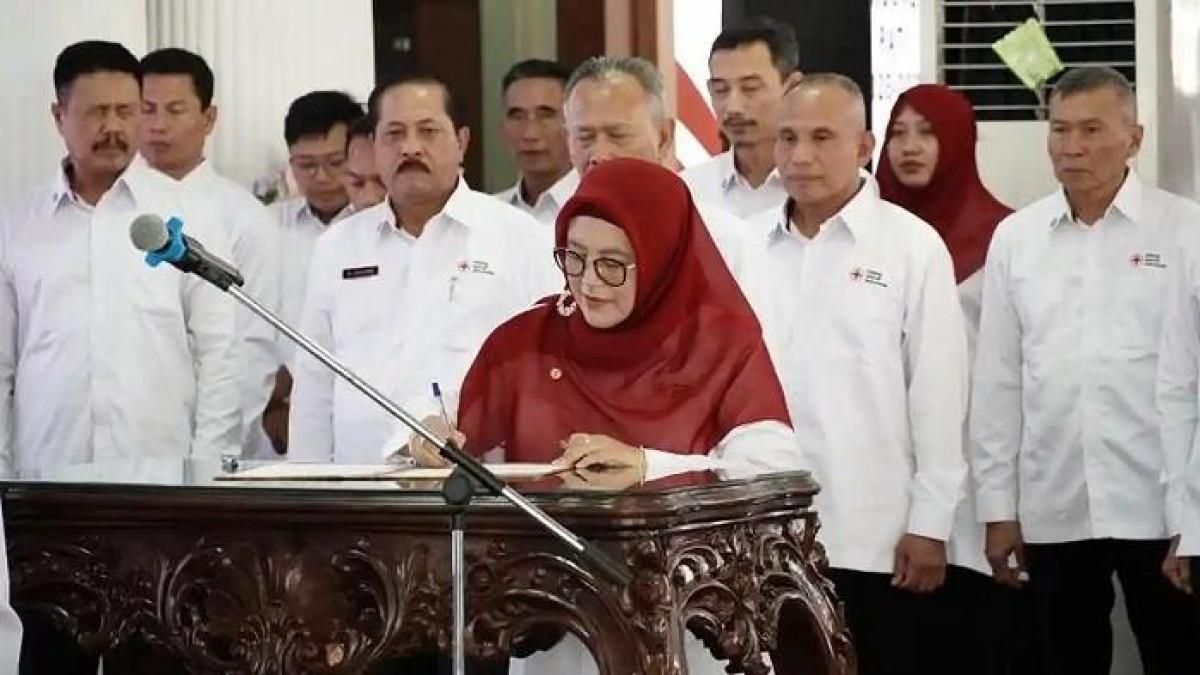 KETUA PMI- Istri Bupati Pati Sudewo, dr. Atik Kusdarwati, resmi dilantik sebagai Ketua Palang Merah Indonesia (PMI) Kabupaten Pati, Rabu (25/6/2025). Dia bersama jajaran Pengurus Palang Merah Indonesia (PMI) Kabupaten Pati Masa Bhakti 2025–2030 dilantik oleh Ketua PMI Jateng Sarwa Pramana di Pendopo Kabupaten Pati, Jawa Tengah.