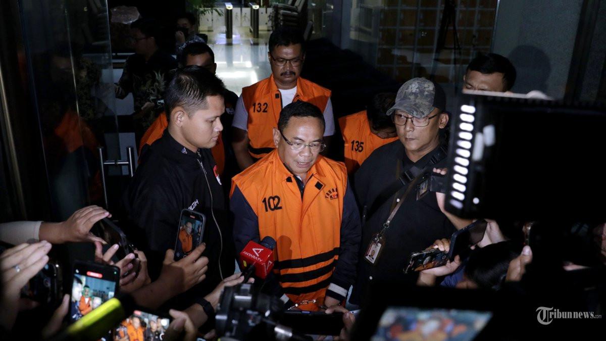 OTT PATI - Bupati Pati Sudewo bersama tersangka lainnya mengenakan rompi tahanan usai ditetapkan sebagai tersangka di Gedung Merah Putih KPK, Jakarta, Selasa (20/1/2026). KPK resmi menetapkan Bupati Pati Sudewo bersama 3 tersangka lainnya serta mengamankan barang bukti sebesar Rp 2,6miliar terkait kasus dugaan pemerasan pengisian jabatan perangkat desa di lingkungan Kabupaten Pati.